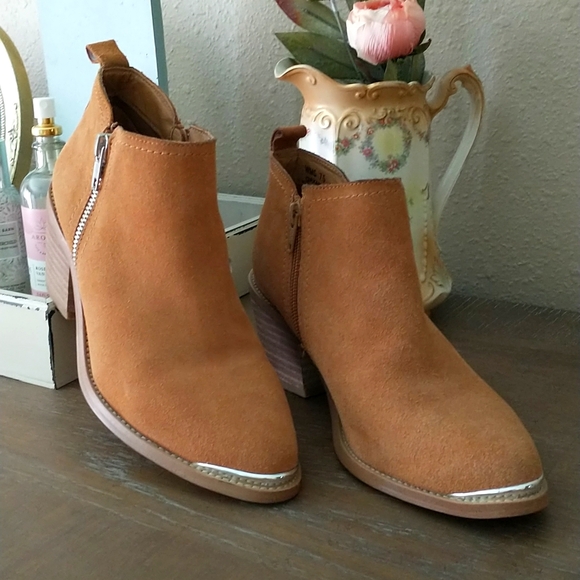 Dolce Vita Shoes - Look new! DV ankle, double side zip, size 7.5M, no marks or stains